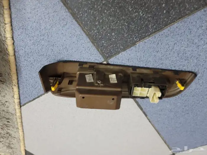 ديكور مع زر الزجاج الخلفي كامري 3