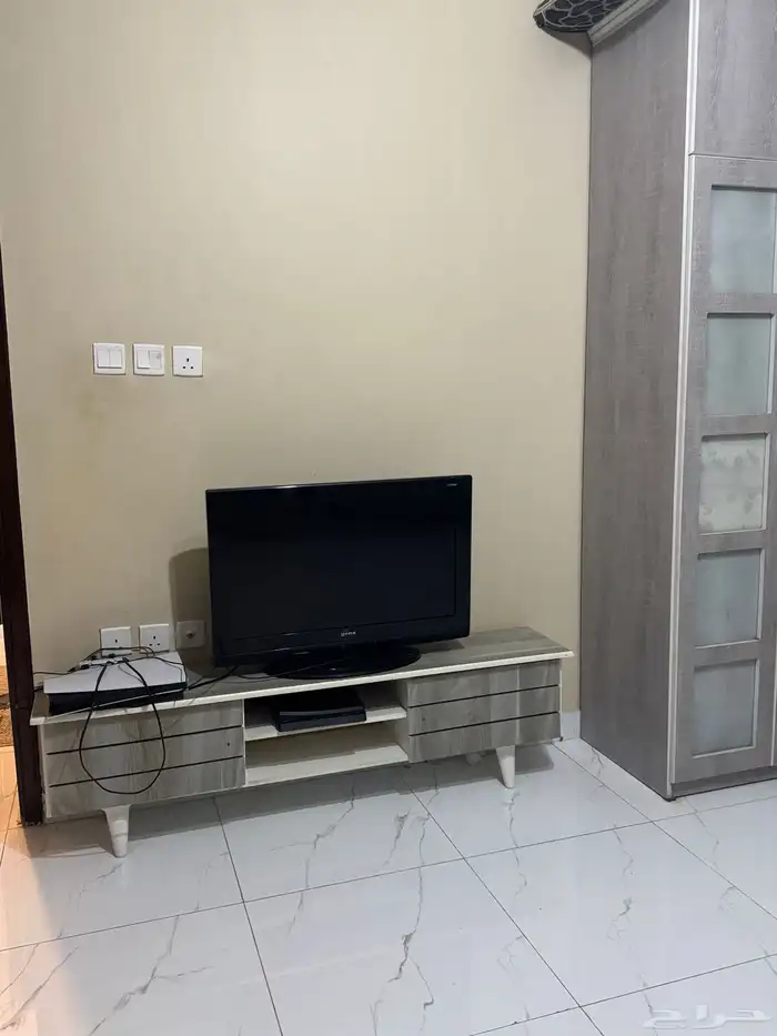 3 سرر مع المفارش والدولاب وطاولة التلفزيون 2
