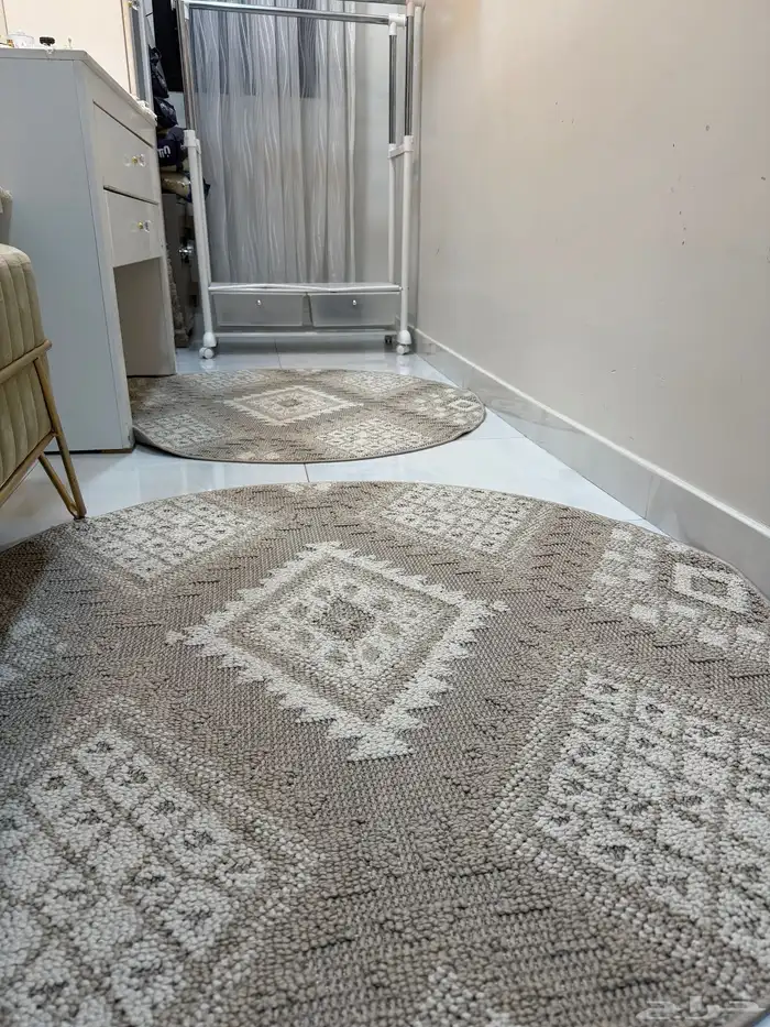 للبيع تسريحه كامله مع ستاره بيضاء وكرسي طويل وعلاقه ملابس 3