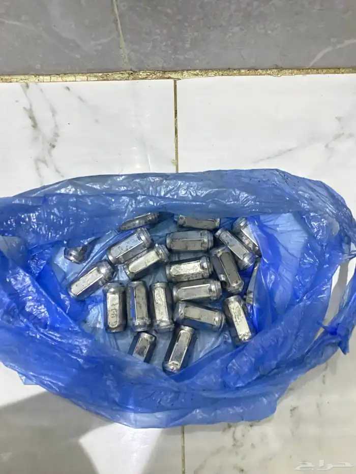 أربعه جنوط شبه جديده مع الكفرات مستخدمين سته شهور بصوميله 2
