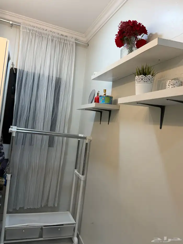 للبيع تسريحه كامله مع ستاره بيضاء وكرسي طويل وعلاقه ملابس 0