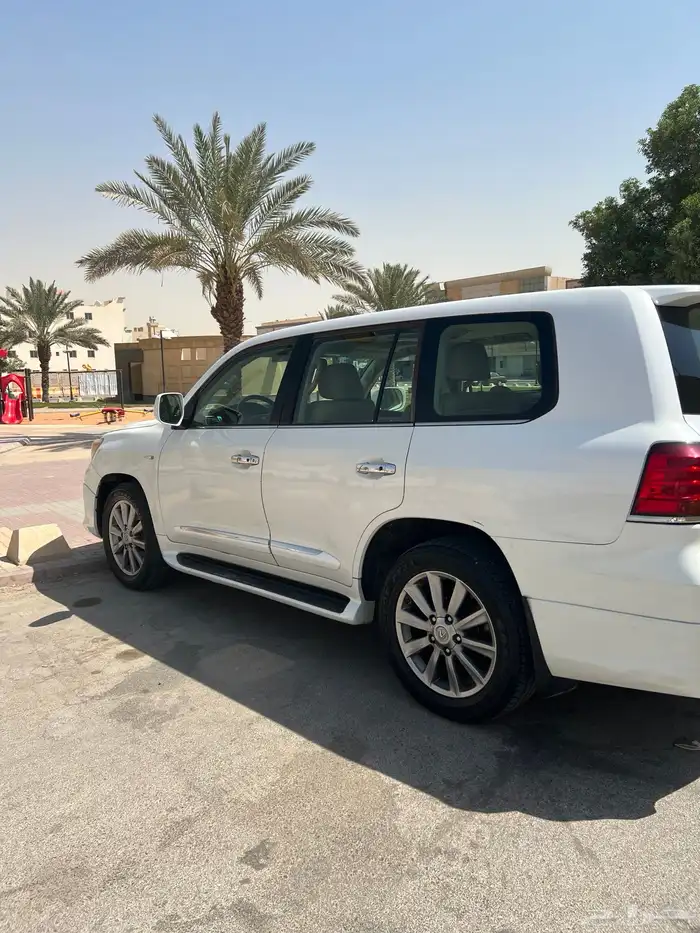 للبيع جيب لكزس LX570 موديل 2010 4