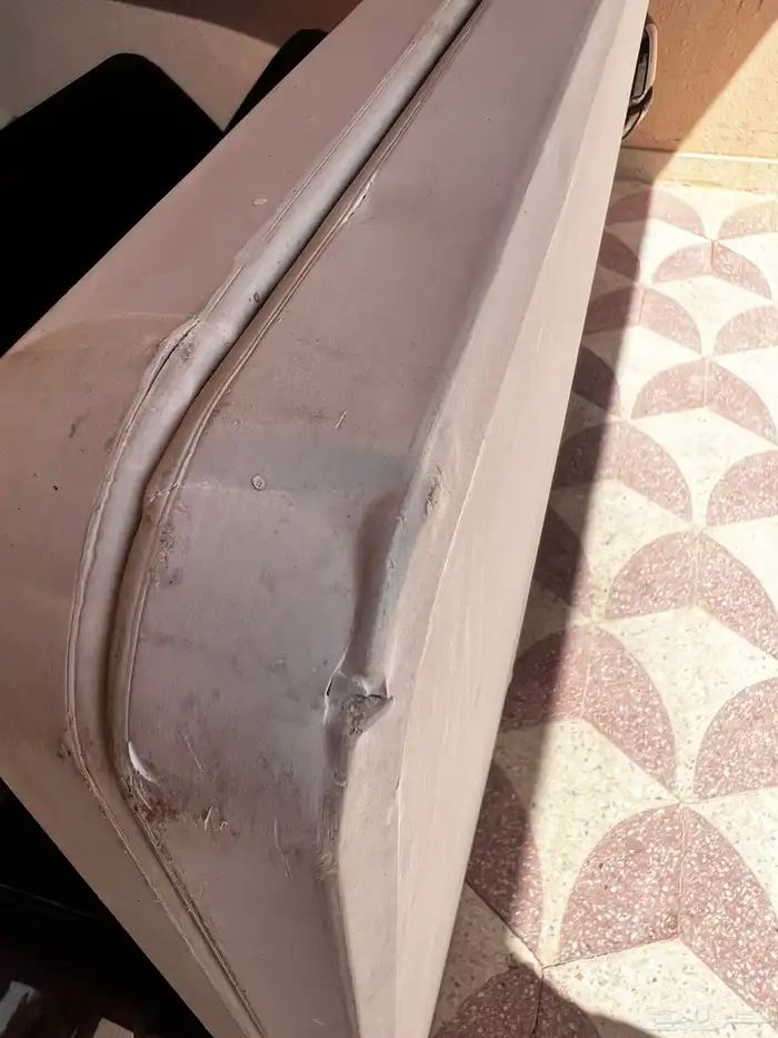 طاولة قابلة للطي طولها 240 وعرض 75 فيها خرم 5