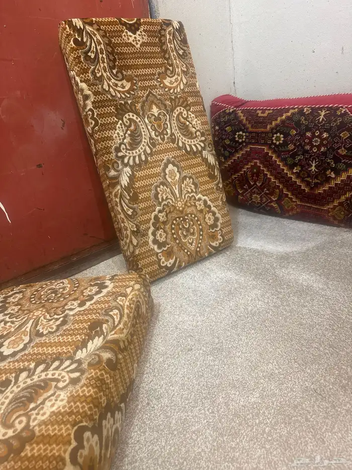 7 حبات مخاد قديمه تراثيه لمحبي التراث اللون كما هو موضح في 2