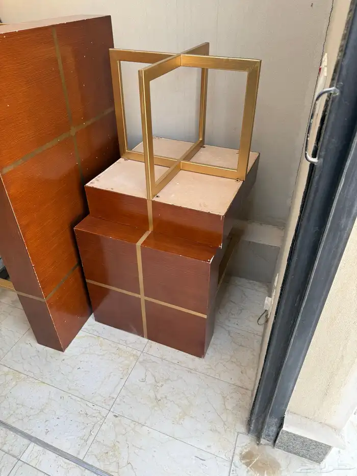 عدد 3 طاولات خشب كذلك غسالة ويربل و فرن اريستون 0