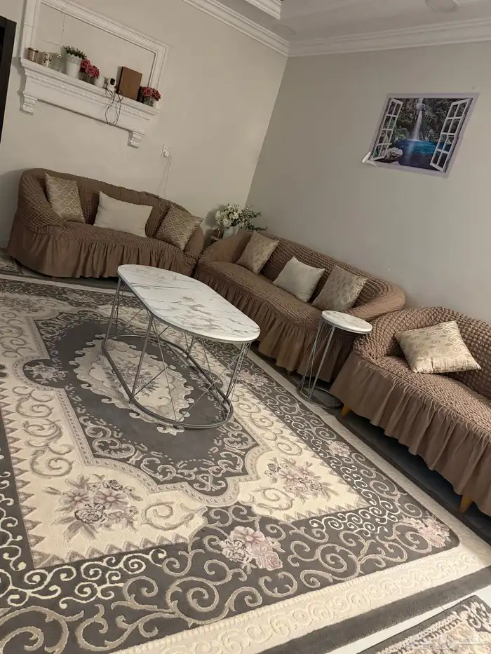 للبيع كنب صاله مع السجاد 3 قطع وطاوله وخدماتها 4 0