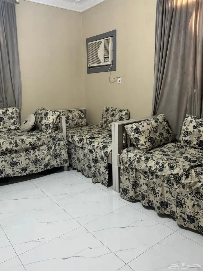 3 سرر مع المفارش والدولاب وطاولة التلفزيون 1