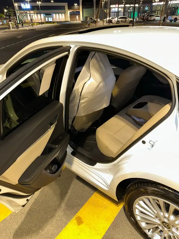 للبيع كامري 2025 LE بنزين ابيض لؤلؤي 17
