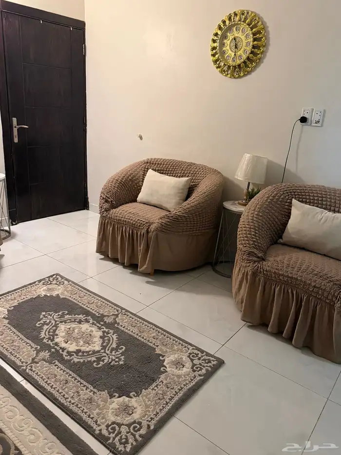 للبيع كنب صاله مع السجاد 3 قطع وطاوله وخدماتها 4 3