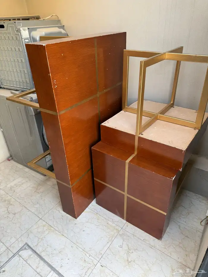 عدد 3 طاولات خشب كذلك غسالة ويربل و فرن اريستون 3