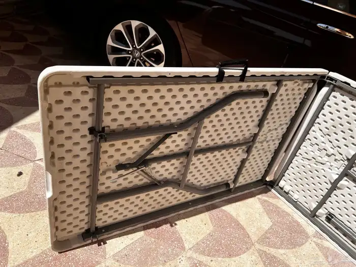 طاولة قابلة للطي طولها 240 وعرض 75 فيها خرم 10