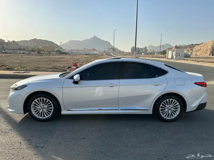 للبيع كامري 2025 LE بنزين ابيض لؤلؤي 2