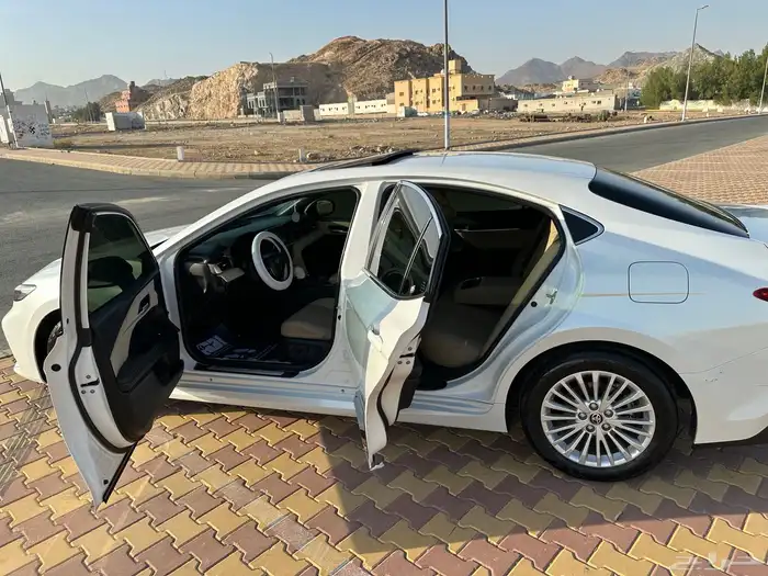 للبيع كامري 2025 LE بنزين ابيض لؤلؤي 28