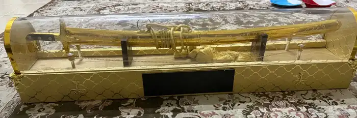 سيف ذهبي في علبة للزينة للبيع 0