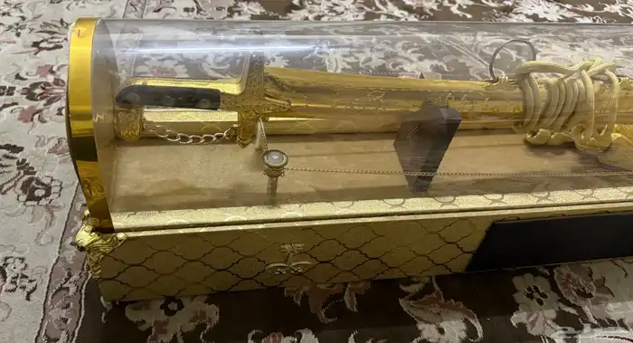 سيف ذهبي في علبة للزينة للبيع 3