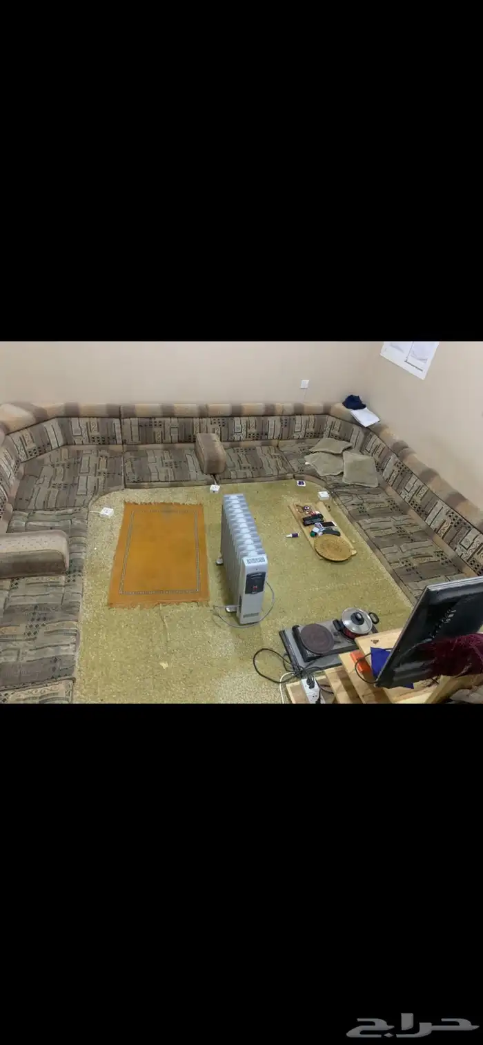 مكيف شباك و دولاب و جلسه ارضية و طاولة تلفزيون 4