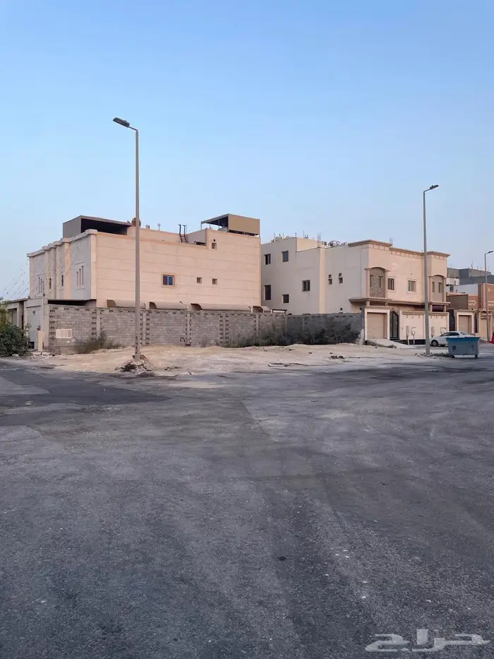 للبيع أرض في ضاحية الملك فهد على ثلاث شوارع مساحة 507 5