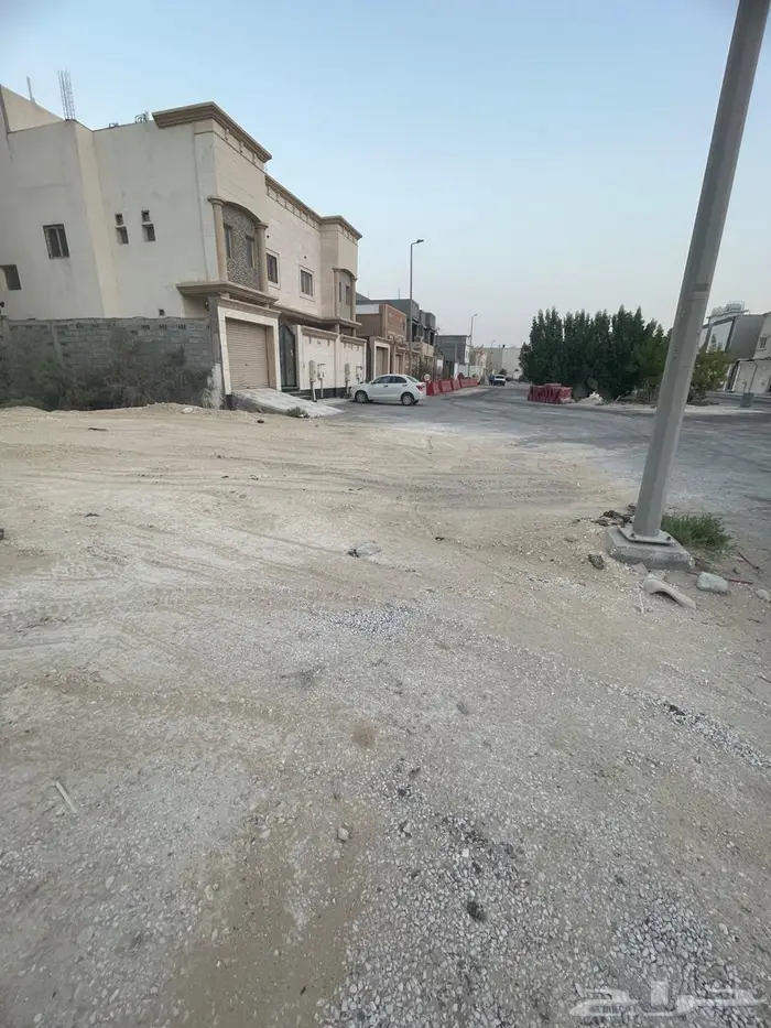 للبيع أرض في ضاحية الملك فهد على ثلاث شوارع مساحة 507 6