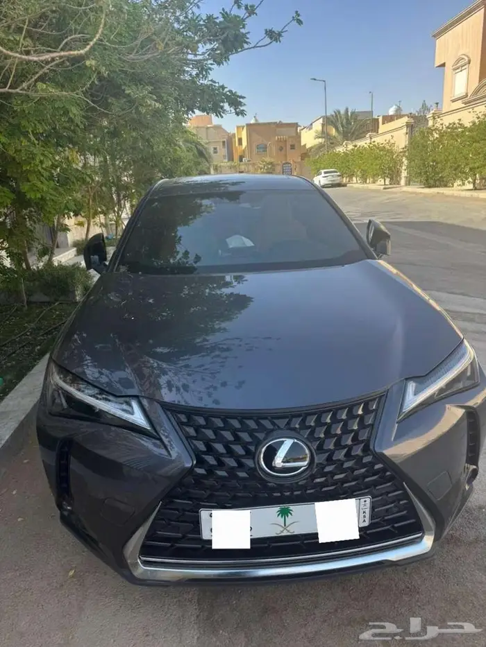 سيارة لكزس UX 2023 2