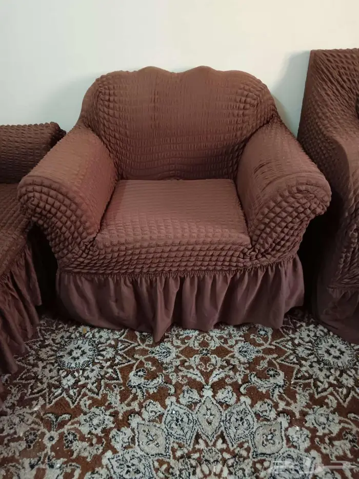 كنب وكراسي وطاولات للبيع بني شبه مستعمل مع الاغطيه 8