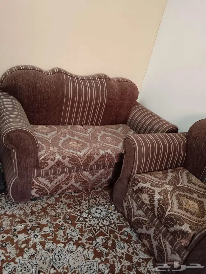 كنب وكراسي وطاولات للبيع بني شبه مستعمل مع الاغطيه 11