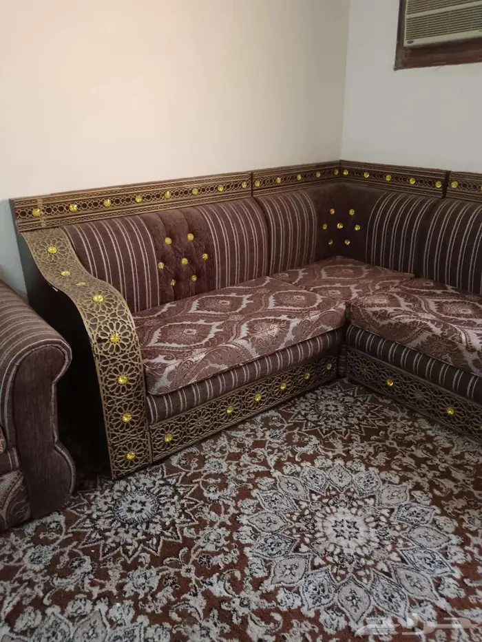 كنب وكراسي وطاولات للبيع بني شبه مستعمل مع الاغطيه 15