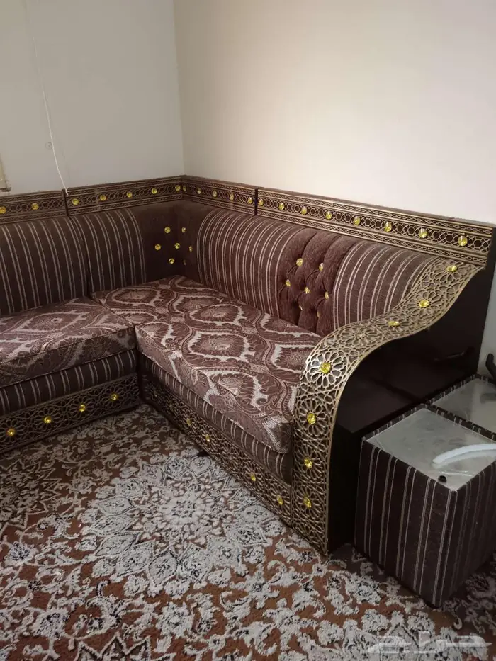 كنب وكراسي وطاولات للبيع بني شبه مستعمل مع الاغطيه 17