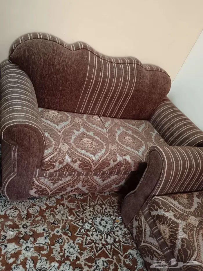 كنب وكراسي وطاولات للبيع بني شبه مستعمل مع الاغطيه 12