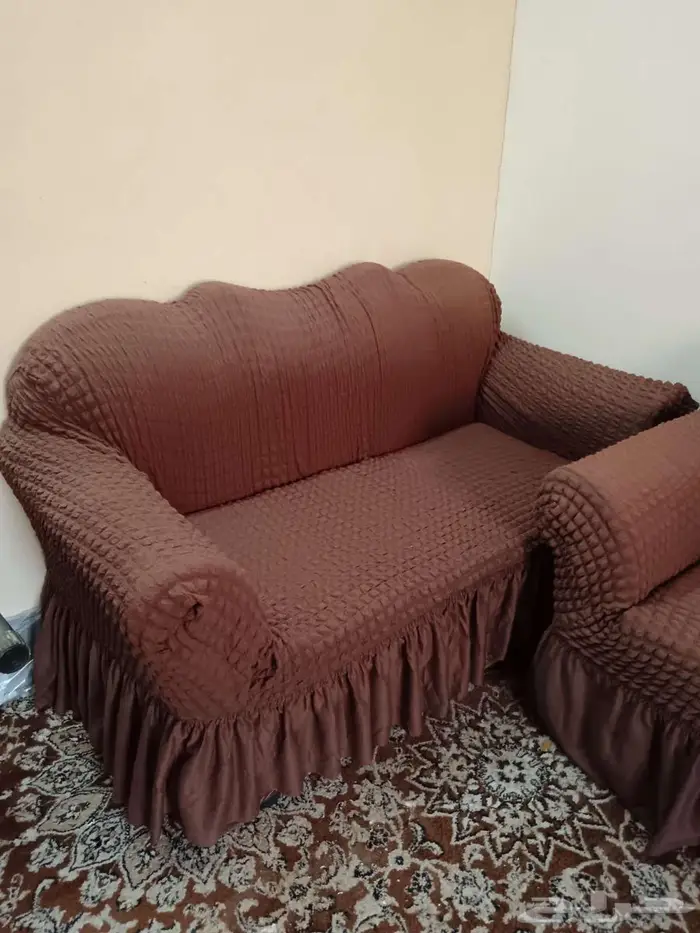 كنب وكراسي وطاولات للبيع بني شبه مستعمل مع الاغطيه 0