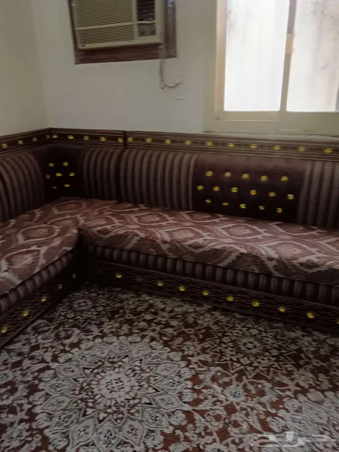 كنب وكراسي وطاولات للبيع بني شبه مستعمل مع الاغطيه 7