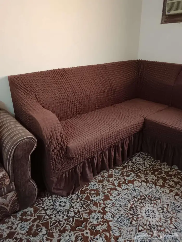 كنب وكراسي وطاولات للبيع بني شبه مستعمل مع الاغطيه 5