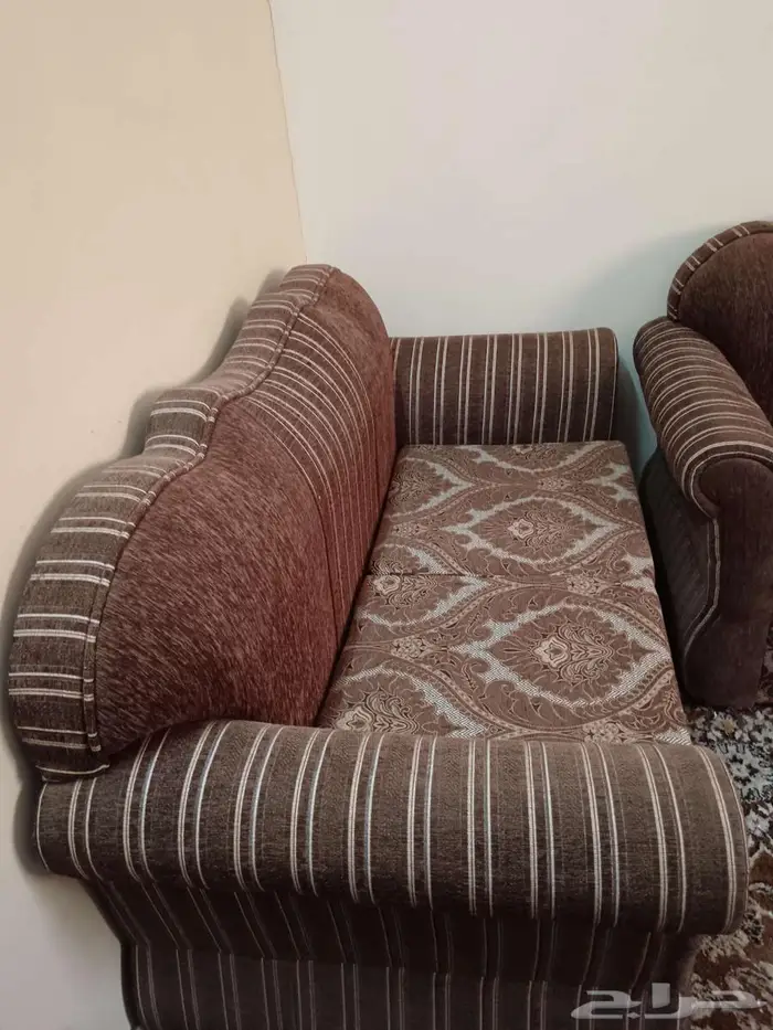 كنب وكراسي وطاولات للبيع بني شبه مستعمل مع الاغطيه 4