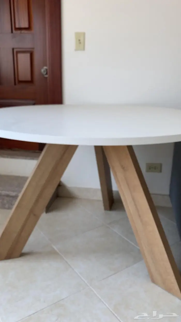 طاولة طعام دائرية أنيقة من هوم بوكس 7