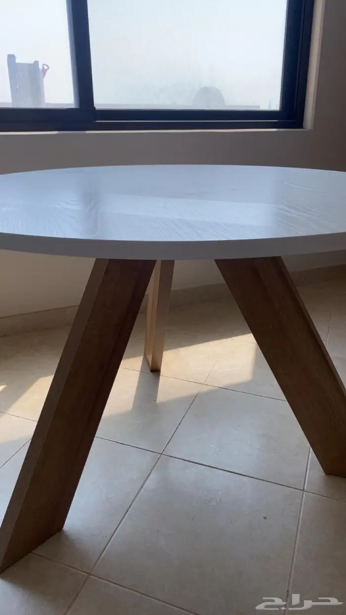 طاولة طعام دائرية أنيقة من هوم بوكس 4