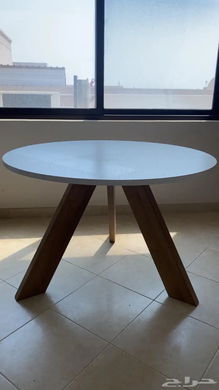 طاولة طعام دائرية أنيقة من هوم بوكس 5