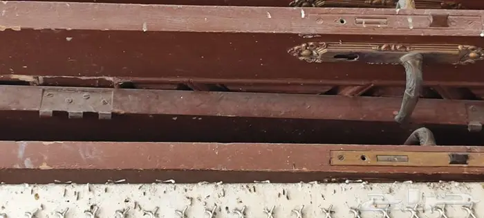 ثلاثة أبواب خشب 1