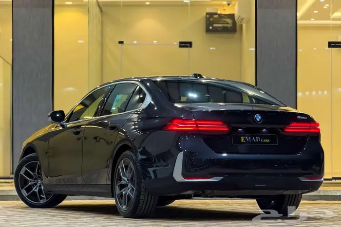BMW 520i LAXURY 2025 اسود 3