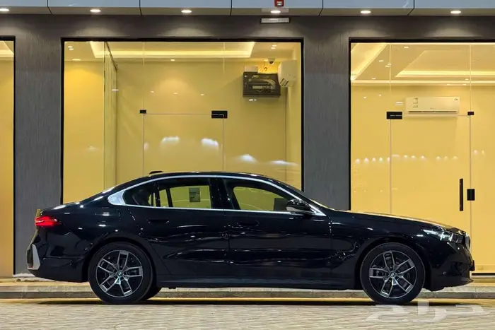 BMW 520i LAXURY 2025 اسود 2