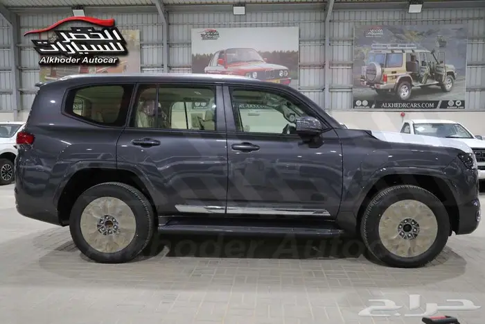 تويوتا لاندكروزر GXR L4 2025 لدى شركة عبدالمجيد الخضر 3