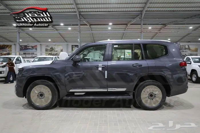 تويوتا لاندكروزر GXR L4 2025 لدى شركة عبدالمجيد الخضر 2