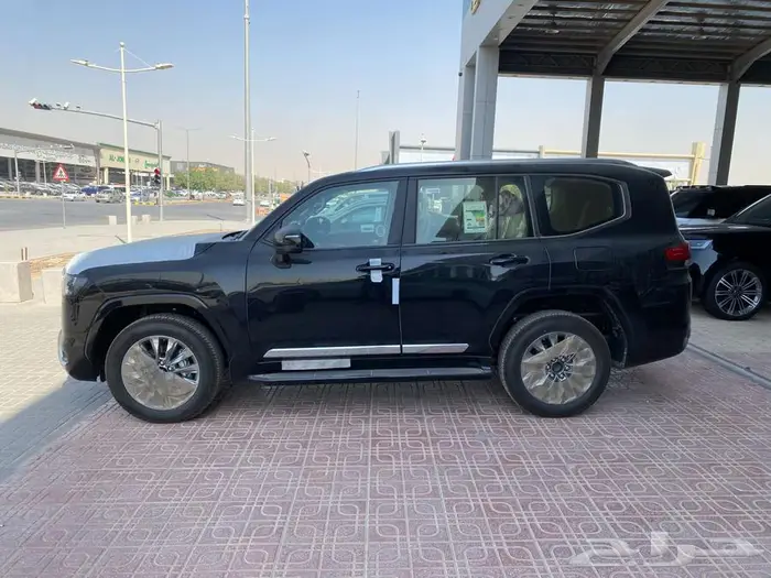 تويوتا لاندكروزر GXRL4 بنزين 2025 3