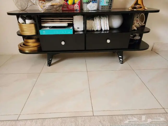 طاولة و العاب و شاشه للبيع 4