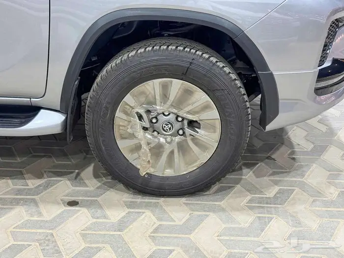 فورتشنر 6 سلندر 2025 بنزين (عليها ملاحظة خفيفة) بطاقة جمركية 40