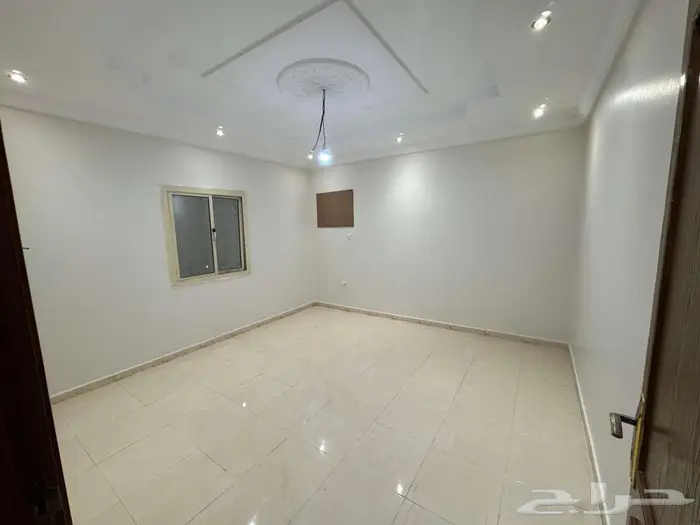 شقة للبيع بجدة بسعر مميز في حي مريخ   5 غرف وموقف خاص 7
