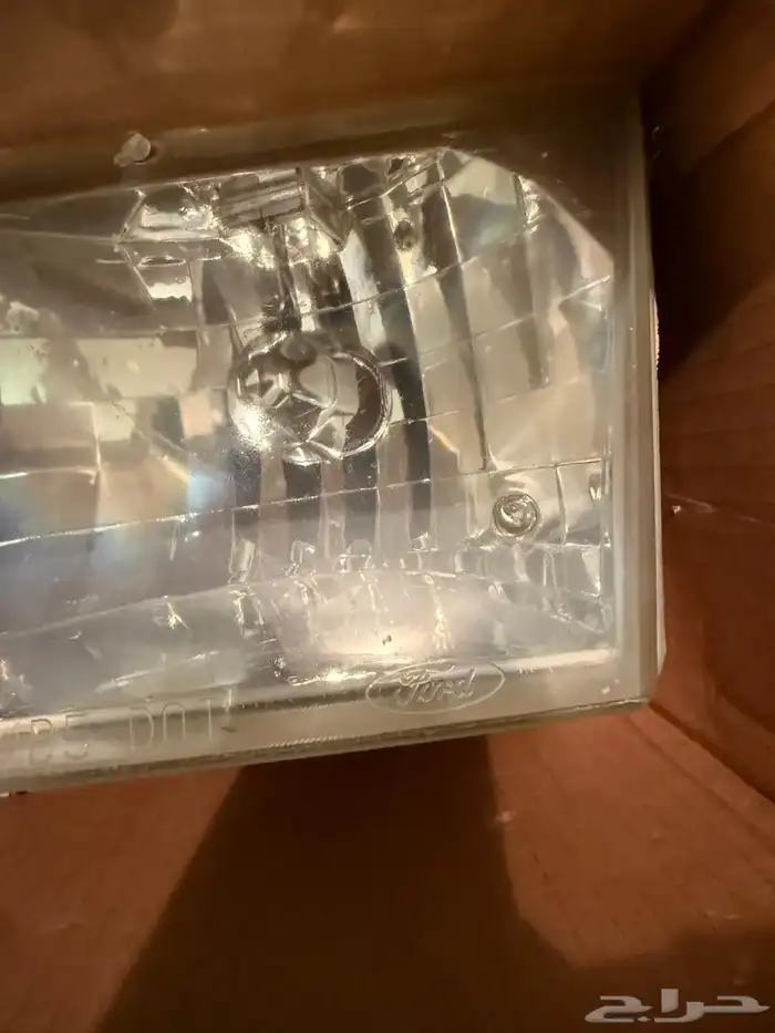 شمعات وقطع فورد فكتوريا 2011 أصليه 1