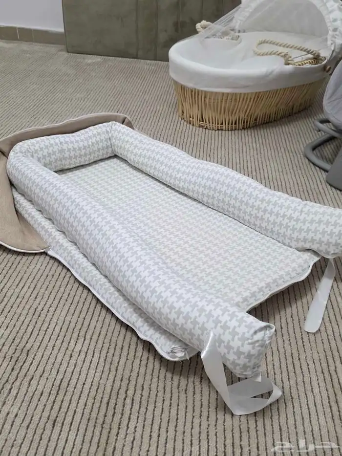 للبيع مجموعه لطفل رضيع مروش و سرير وفراش وجلاسه هزاز 2