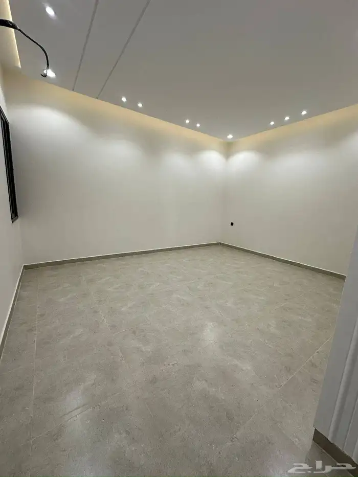 للبيع بحي الضيافه شقق علويه بسطح خاص ومصعد شغال تشطيب فندقي 21