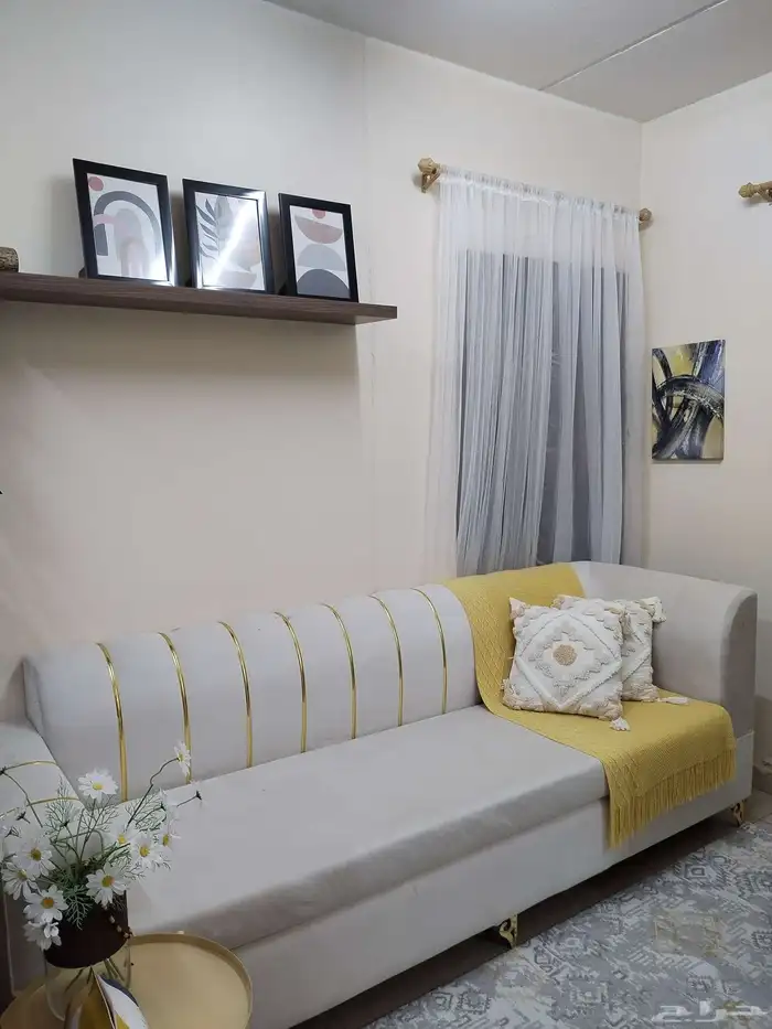 كنبه مترين وعشرين سانتي نضيفه جدا في إسكان الحصمه 3