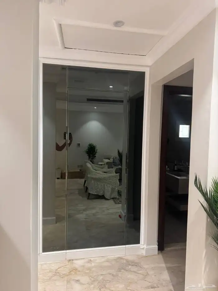 مرايه اسود فاتح مع ديكور مربعات 0