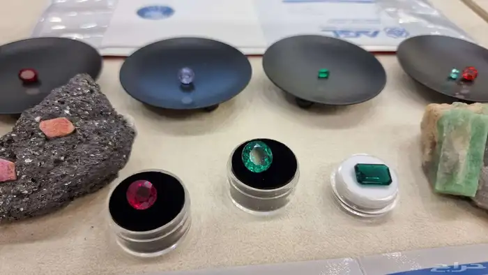 يتوفر جميع انواع الأحجار الكريمة الخام و النادرة 11